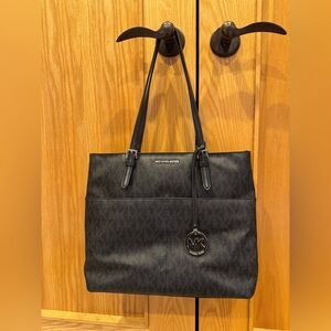 Michael Kors Black Tote Bag EUC many pockets inside and out. Zipper closure